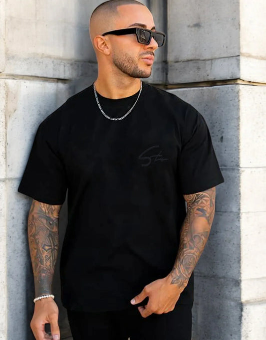 STAY|CCAMISETA NEGRA STREETWEAR OVERSIZE CON FIRMA MINIMAL – ESTILO URBANO PREMIUM - Ada Cepeda Shop