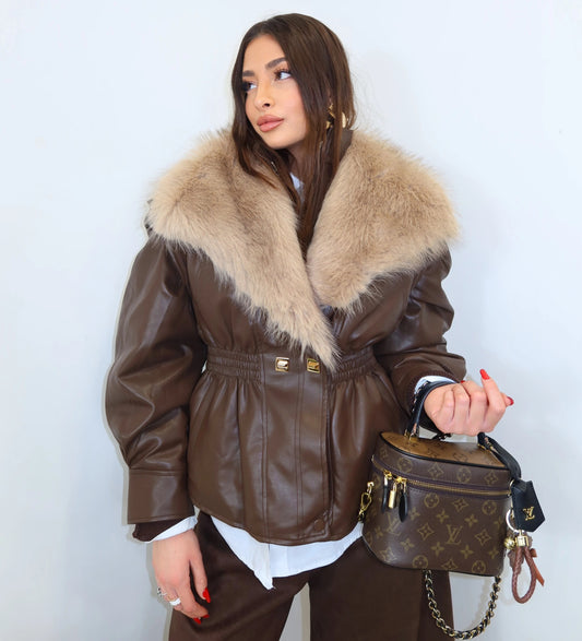 CHAQUETA DE POLIPIEL MARRÓN CON CUELLO DE PELO SINTÉTICO Y CINTURA AJUSTADA - Ada Cepeda Shop