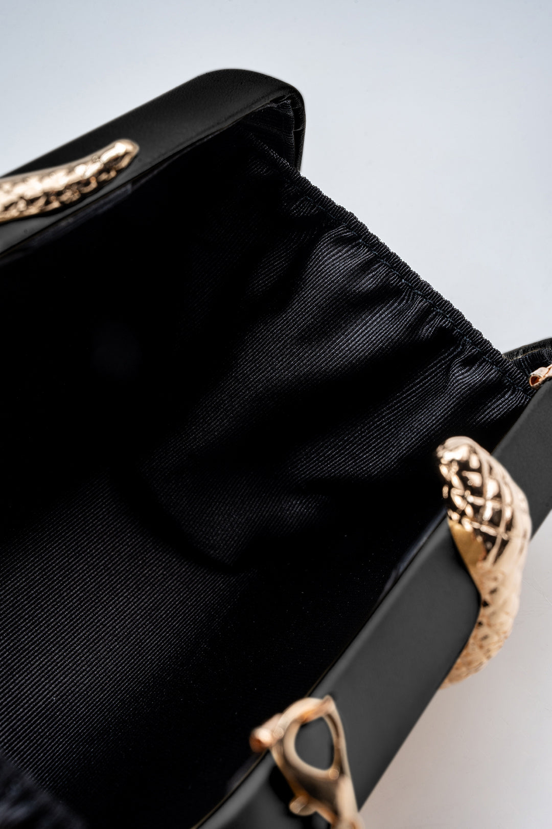 SOFÍA | BOLSO BANDOLERA ELEGANTE CON CADENA DORADA - Ada Cepeda Shop