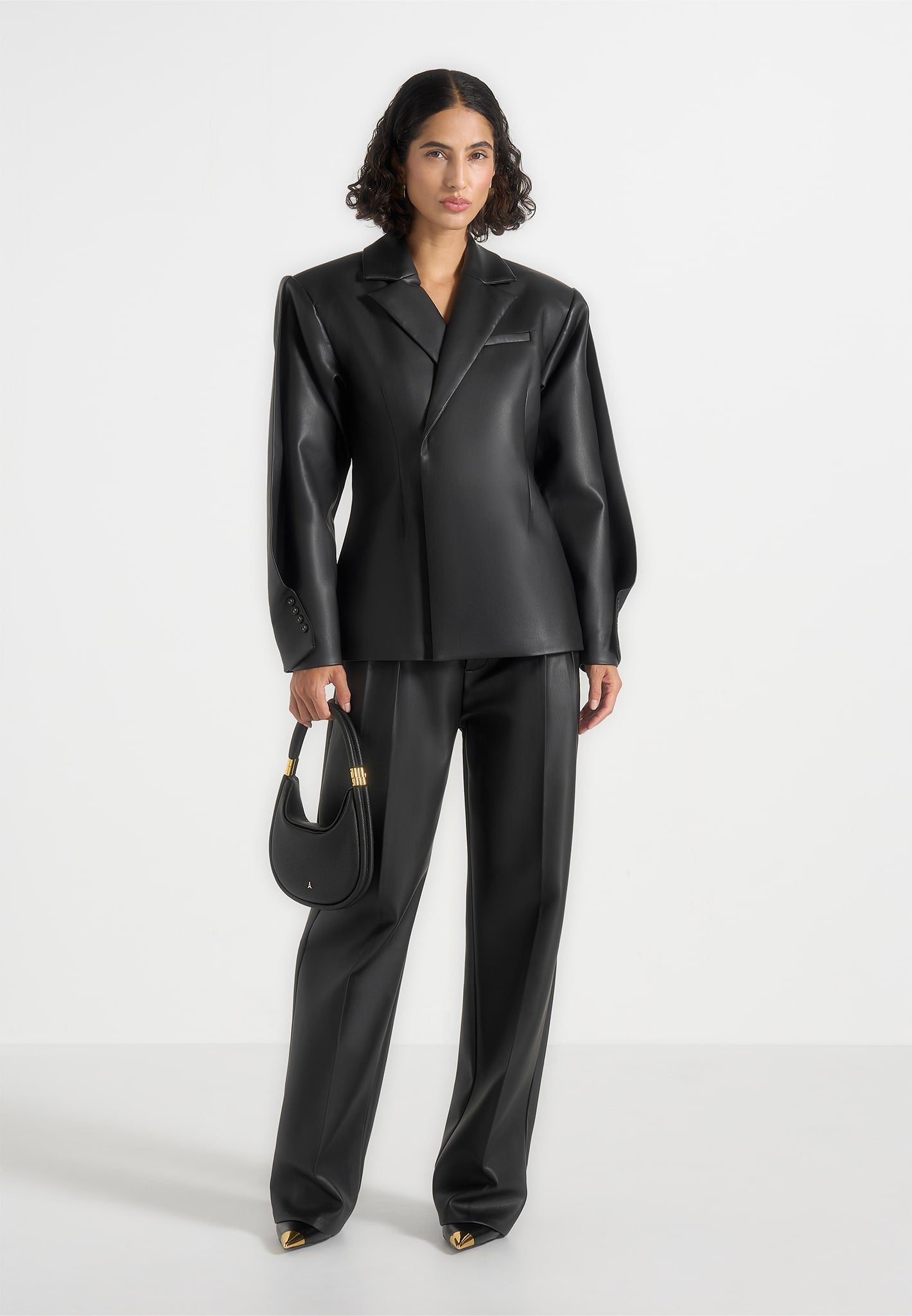 BLAZER NEGRO DE EFECTO PIEL CON CINTURÓN - Ada Cepeda Shop