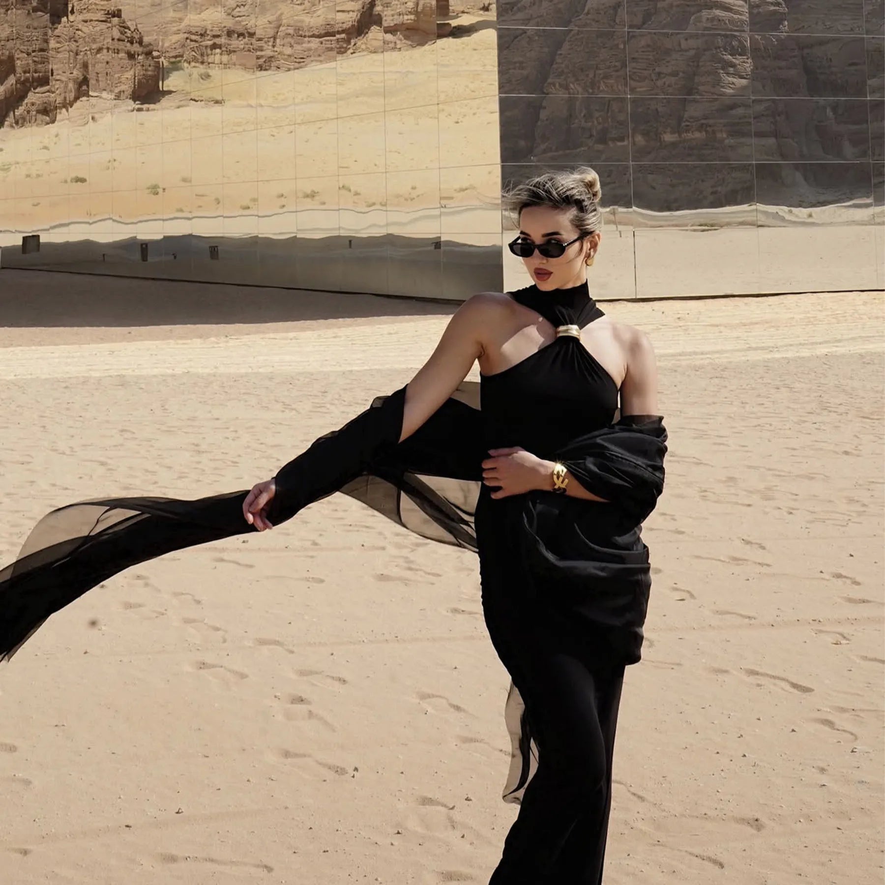 JAVI|VESTIDO HALTER AJUSTADO CON DETALLE DORADO - Ada Cepeda Shop