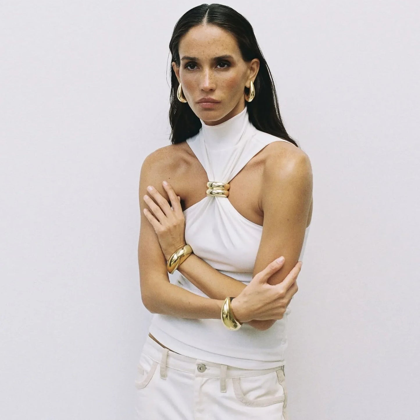 JAVI|VESTIDO HALTER AJUSTADO CON DETALLE DORADO - Ada Cepeda Shop