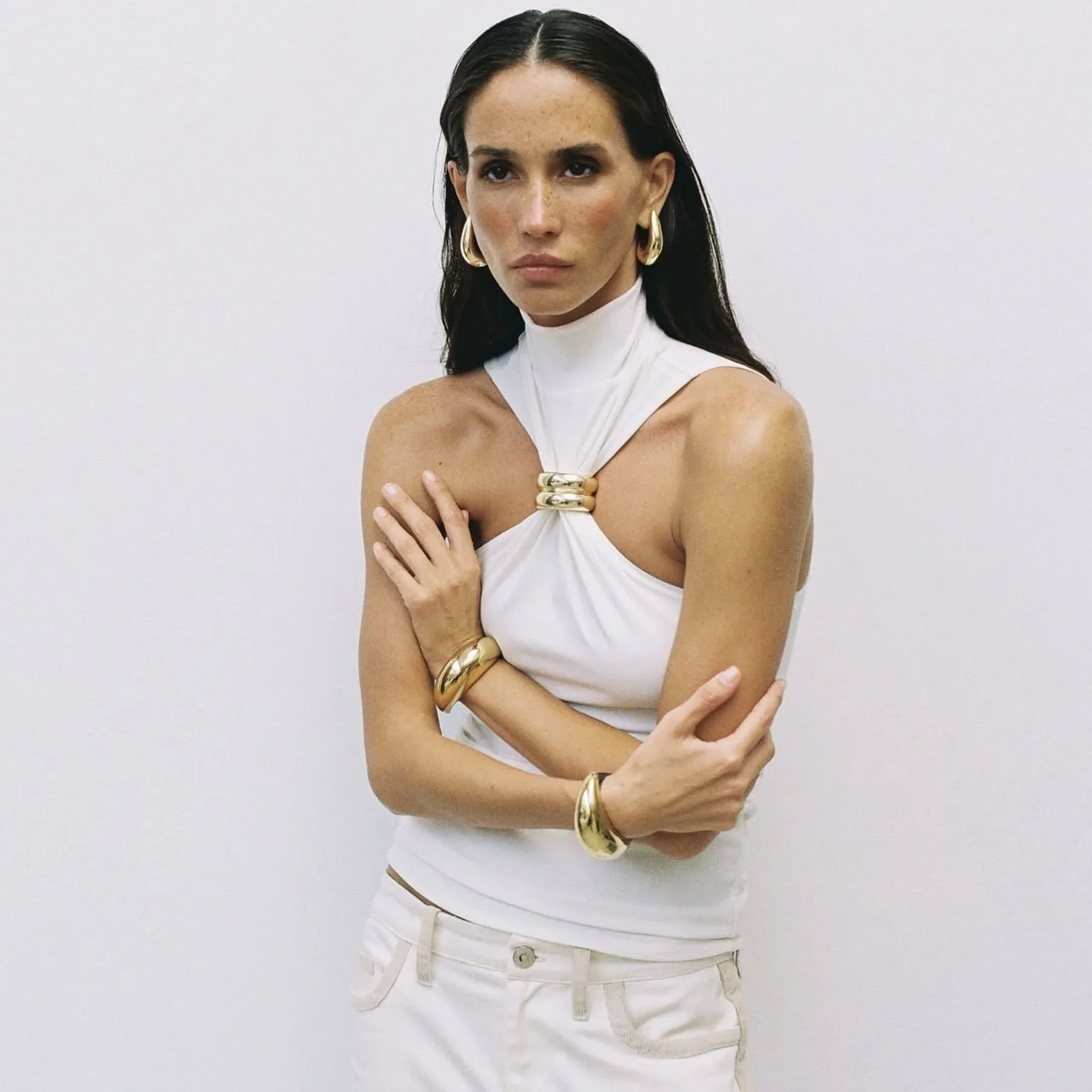 JAVI|VESTIDO HALTER AJUSTADO CON DETALLE DORADO - Ada Cepeda Shop