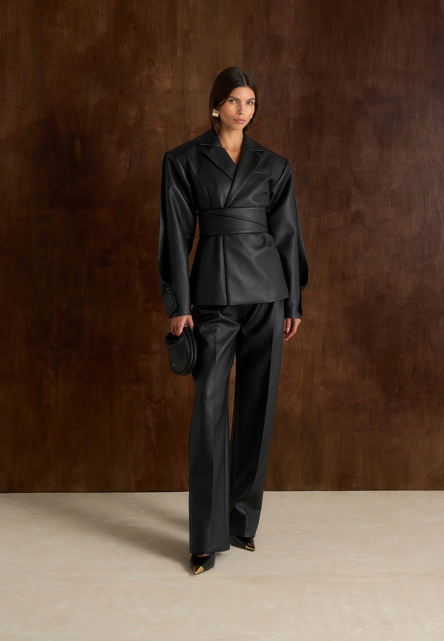 BLAZER NEGRO DE EFECTO PIEL CON CINTURÓN - Ada Cepeda Shop