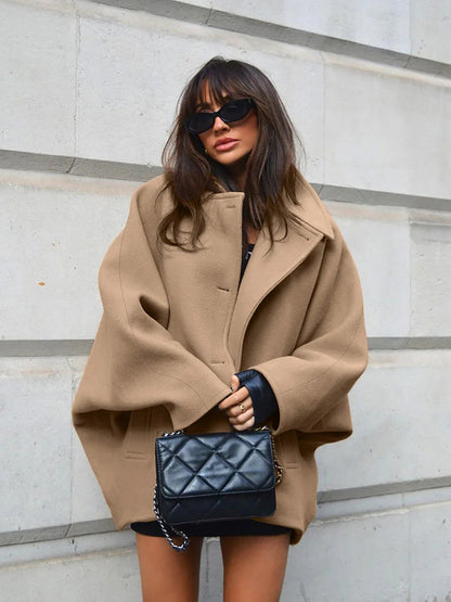 ABRIGO OVERSIZE CAMEL DE LÍNEAS MINIMAL CON CORTE ELEGANTE - Ada Cepeda Shop