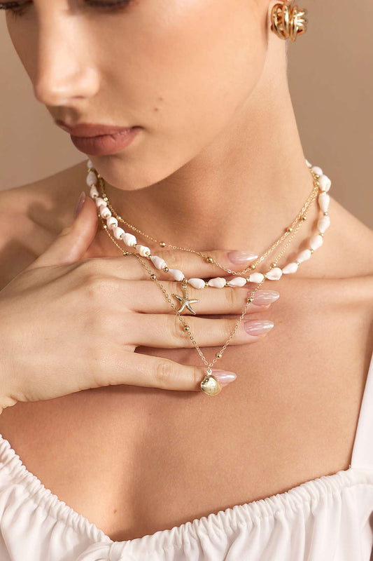 COLLAR DE PERLAS CON COLGANTE DORADO – ESTILO ELEGANTE