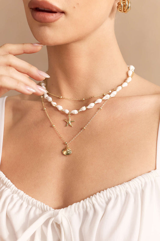 COLLAR DE PERLAS CON COLGANTE DORADO – ESTILO ELEGANTE