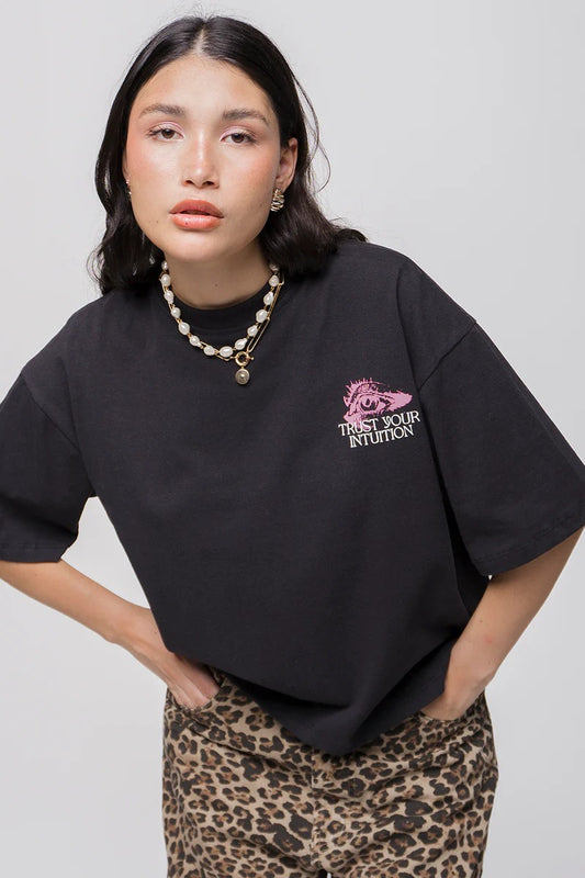 CAMISETA NEGRA OVERSIZE “TRUST YOUR INTUITION” – DISEÑO ARTÍSTICO URBANO - Ada Cepeda Shop