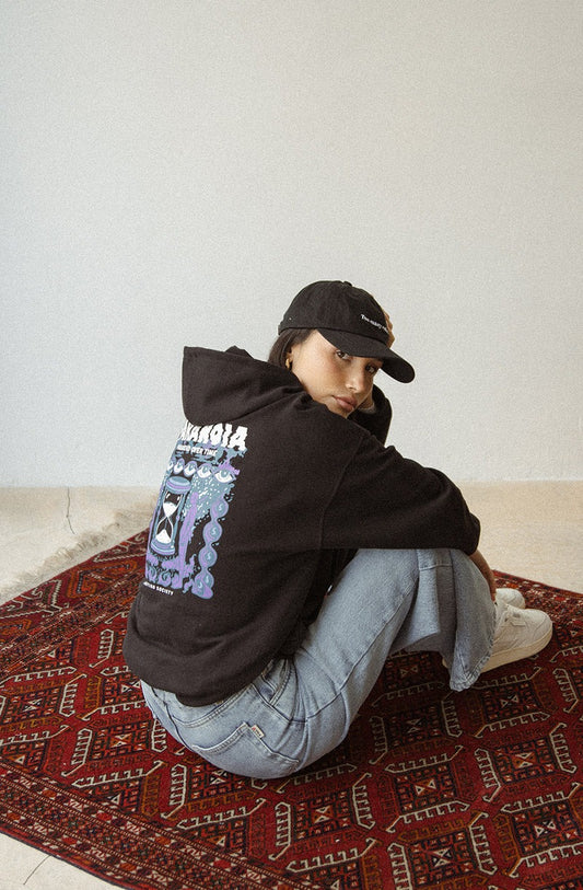 SUDADERA NEGRA CON CAPUCHA “PARANOIA” – ARTE PSICODÉLICO STREETWEAR - Ada Cepeda Shop