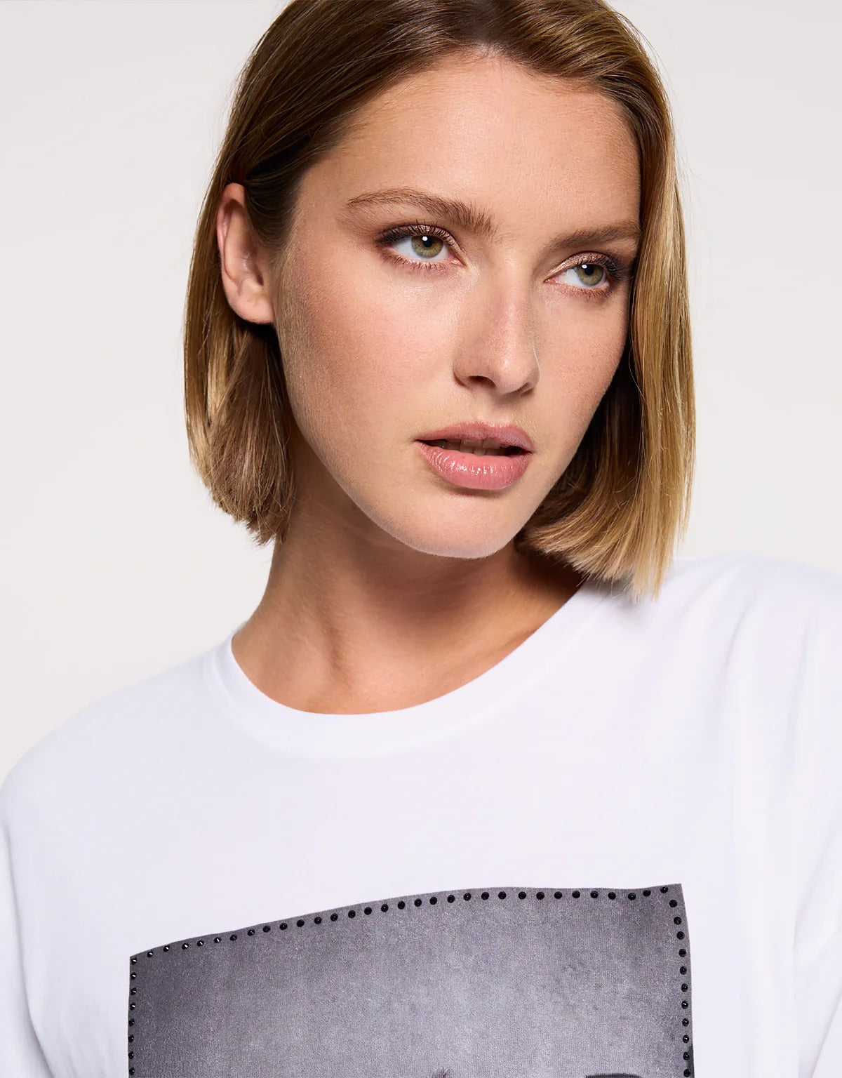 CAMISETA OVERSIZE CON APLICACIONES “FASHION CAT” – ARTE URBANO Y GLAM - Ada Cepeda Shop