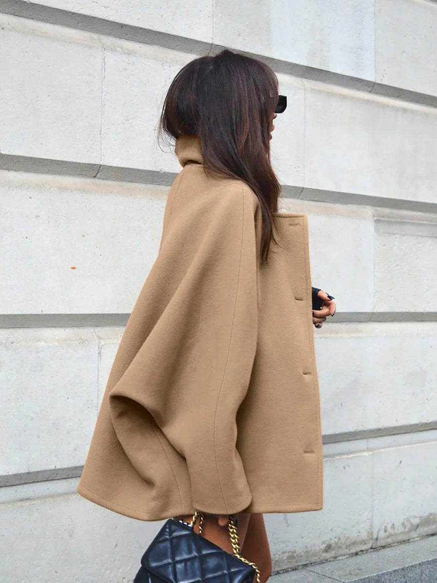 ABRIGO OVERSIZE CAMEL DE LÍNEAS MINIMAL CON CORTE ELEGANTE - Ada Cepeda Shop