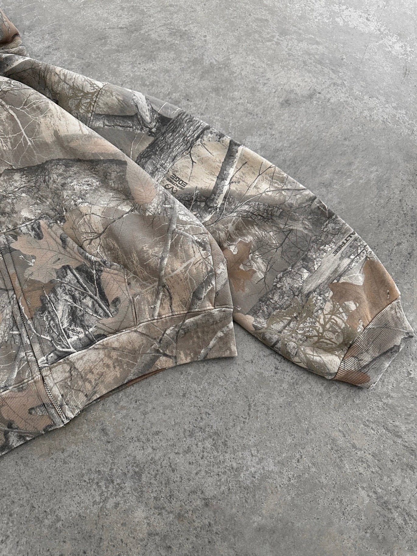 SUDADERA CROP CON CAPUCHA CAMUFLAJE Y CREMALLERA - Ada Cepeda Shop