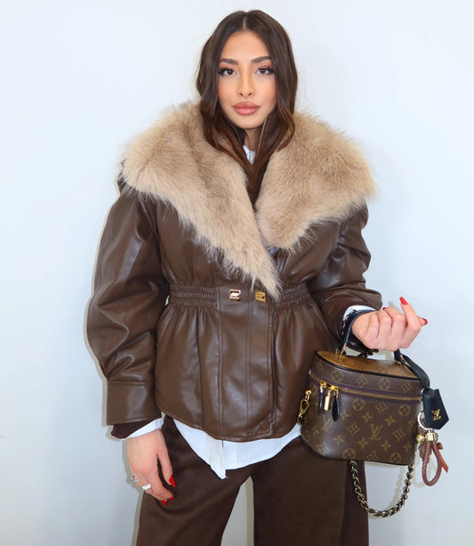 CHAQUETA DE POLIPIEL MARRÓN CON CUELLO DE PELO SINTÉTICO Y CINTURA AJUSTADA - Ada Cepeda Shop