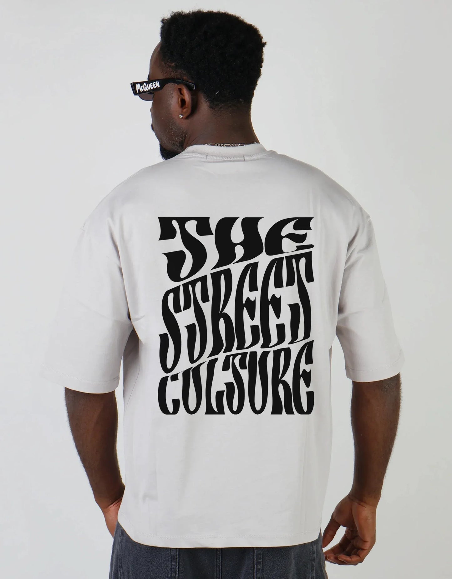 MARA|CAMISETA BLANCA STREETWEAR OVERSIZE CON TIPOGRAFÍA BOLD – ESTILO URBANO CONTEMPORÁNEO - Ada Cepeda Shop