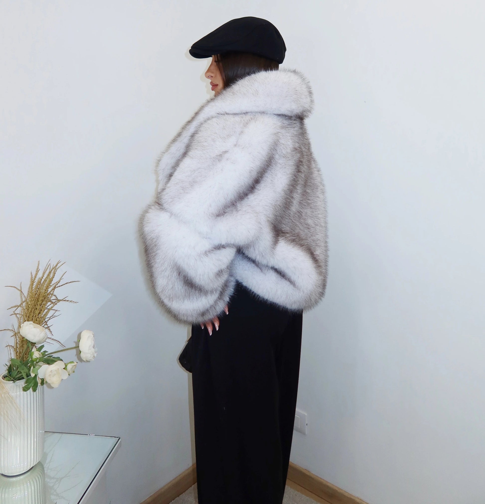 ABRIGO CORTO DE PELO SINTÉTICO GRIS CLARO - Ada Cepeda Shop