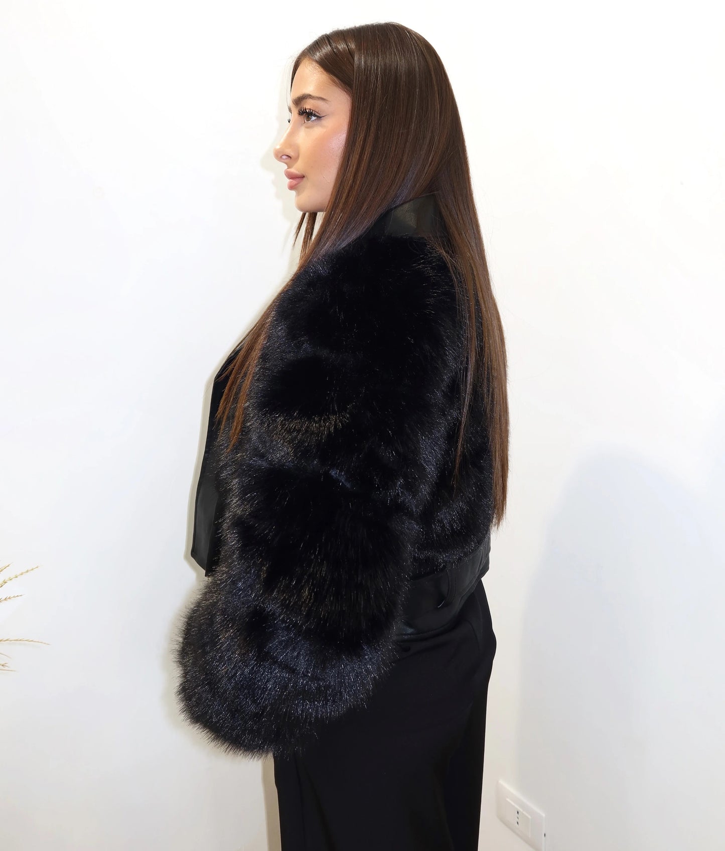 CHAQUETA NEGRA DE EFECTO PIEL CON MANGAS DE PELO - Ada Cepeda Shop