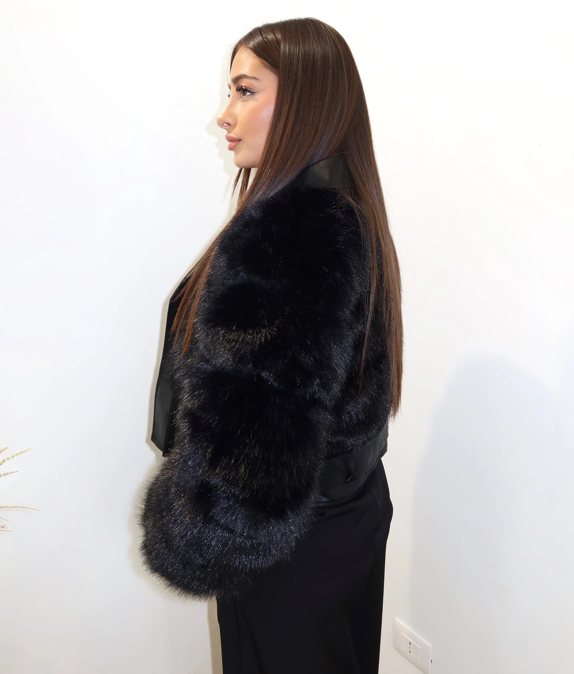 CHAQUETA NEGRA DE EFECTO PIEL CON MANGAS DE PELO - Ada Cepeda Shop