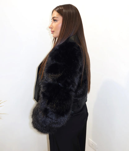 CHAQUETA NEGRA DE EFECTO PIEL CON MANGAS DE PELO - Ada Cepeda Shop