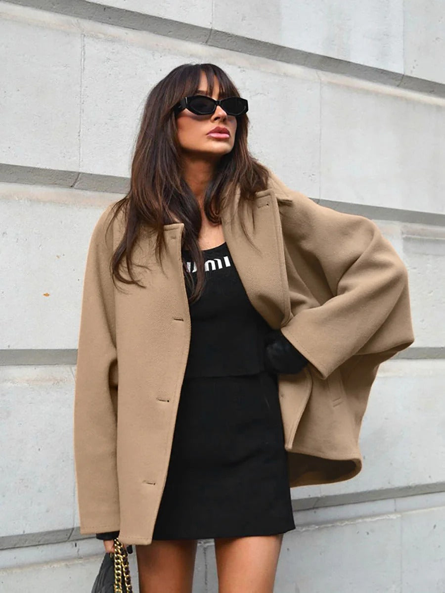 ABRIGO OVERSIZE CAMEL DE LÍNEAS MINIMAL CON CORTE ELEGANTE - Ada Cepeda Shop