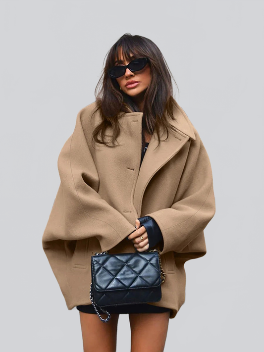 ABRIGO OVERSIZE CAMEL DE LÍNEAS MINIMAL CON CORTE ELEGANTE - Ada Cepeda Shop