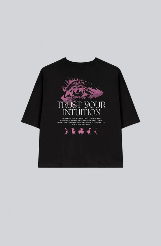 CAMISETA NEGRA OVERSIZE “TRUST YOUR INTUITION” – DISEÑO ARTÍSTICO URBANO - Ada Cepeda Shop
