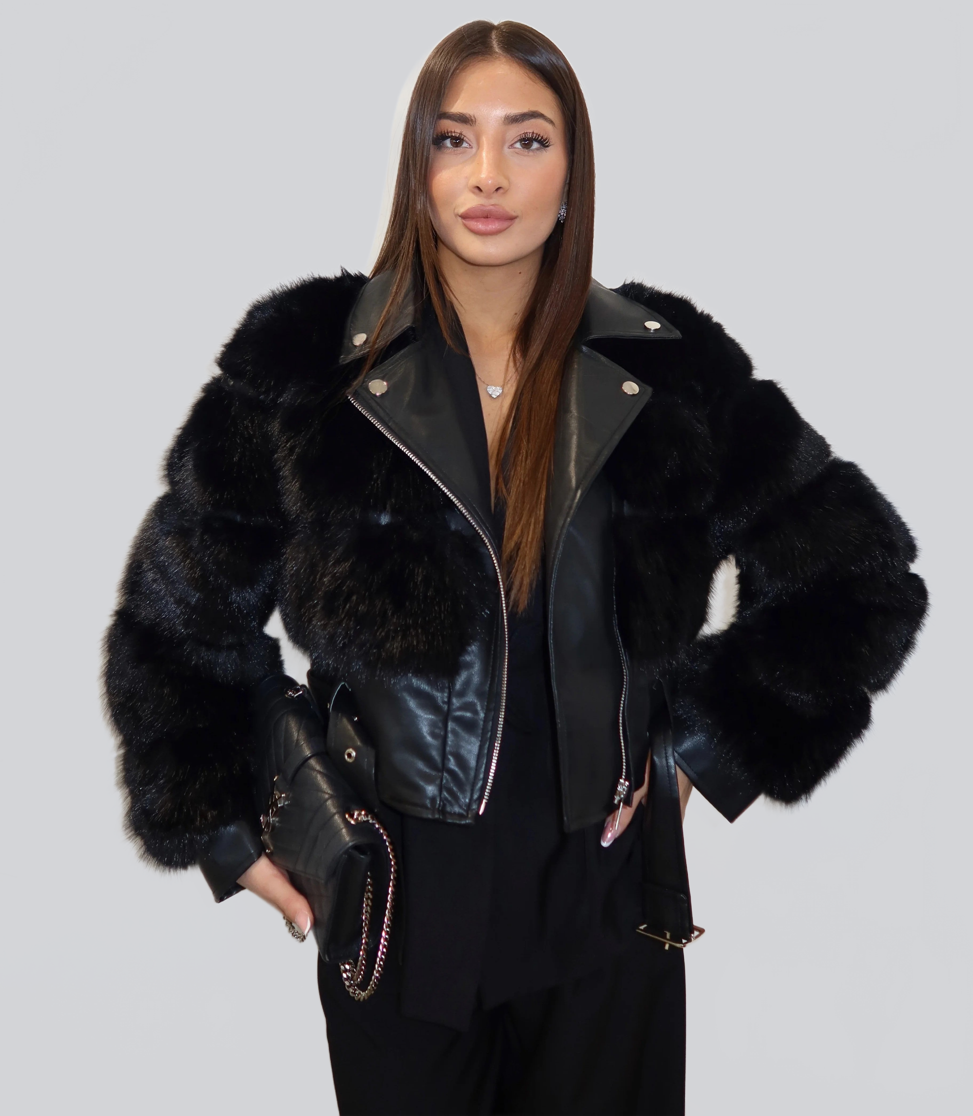 CHAQUETA NEGRA DE EFECTO PIEL CON MANGAS DE PELO - Ada Cepeda Shop