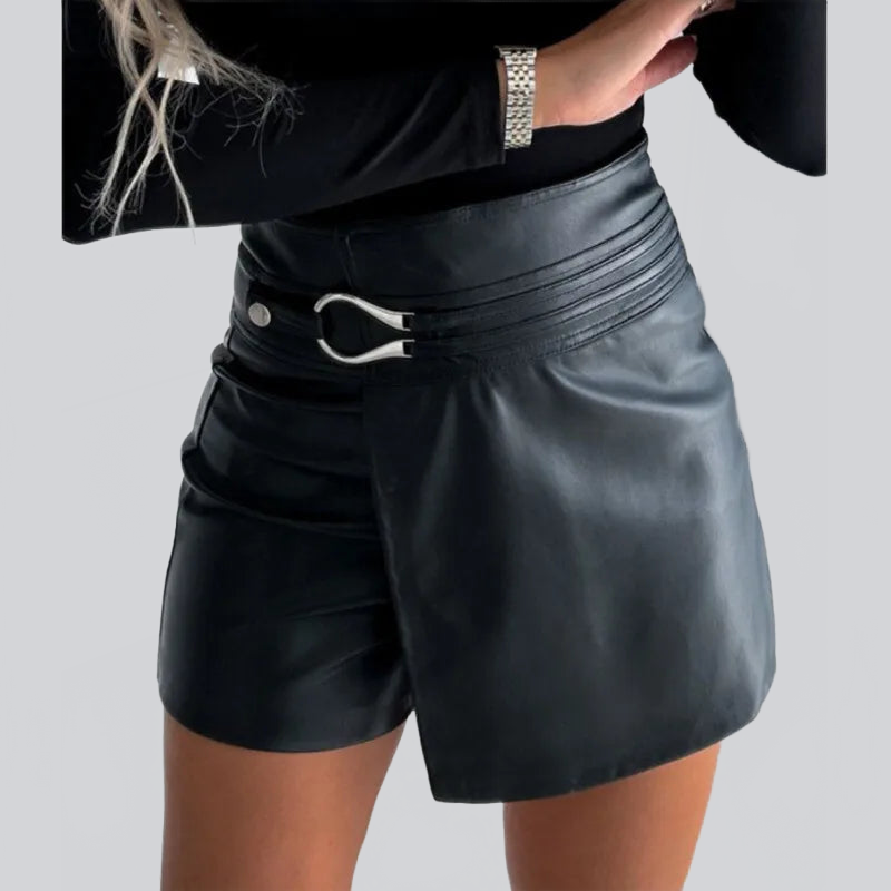 DUM|SHORT DE CUERO SINTÉTICO CON DETALLE METÁLICO LATERAL - Ada Cepeda Shop