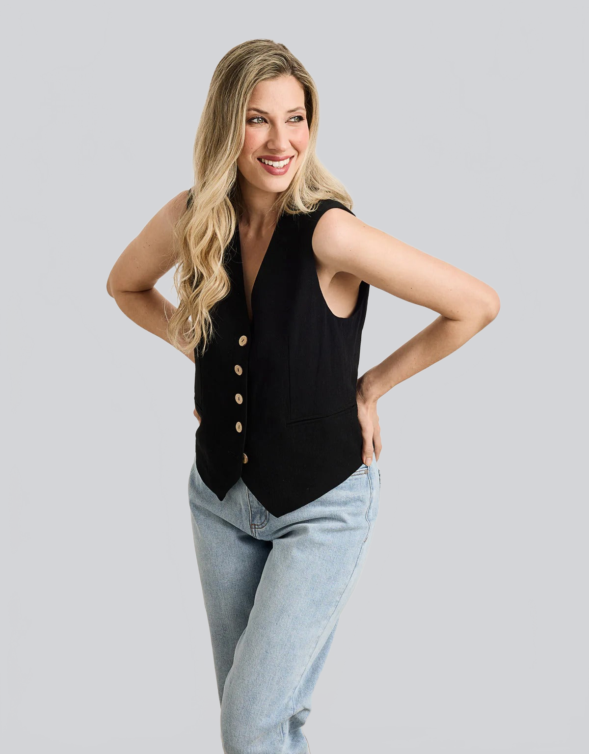 CHALECO SASTRERO SIN MANGAS – ELEGANCIA ATEMPORAL - Ada Cepeda Shop