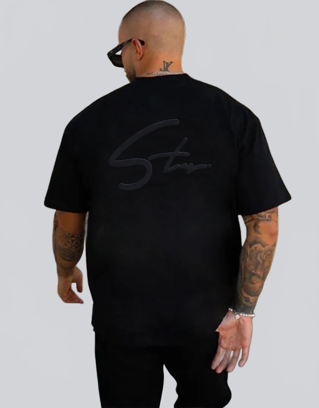 STAY|CCAMISETA NEGRA STREETWEAR OVERSIZE CON FIRMA MINIMAL – ESTILO URBANO PREMIUM - Ada Cepeda Shop