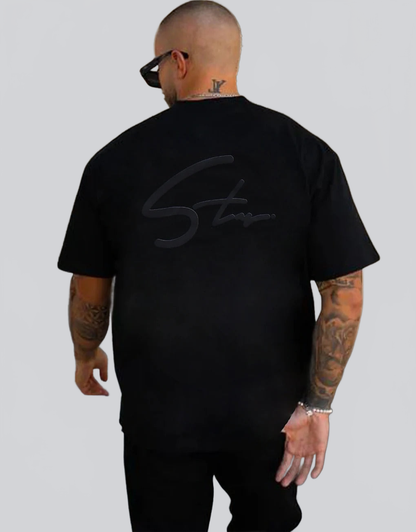 STAY|CCAMISETA NEGRA STREETWEAR OVERSIZE CON FIRMA MINIMAL – ESTILO URBANO PREMIUM - Ada Cepeda Shop