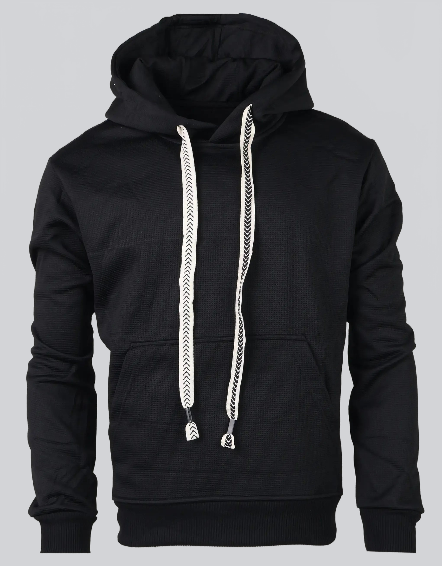 SUDADERA NEGRA STREETWEAR MINIMAL CON CAPUCHA – ESTILO URBANO ESENCIAL - Ada Cepeda Shop